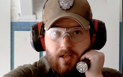 Käsivalaisin vai asevalo– kumpi on parempi?