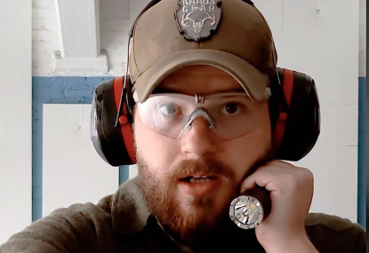 Käsivalaisin vai asevalo– kumpi on parempi?